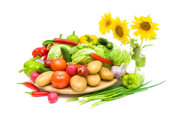 Свежие овощи и подсолнухи на белом фоне — стоковое фото