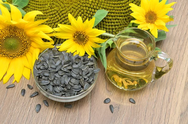 Seeds and sunflower oil, sunflower flowers close-up. horizontal — Stock Photo, Image