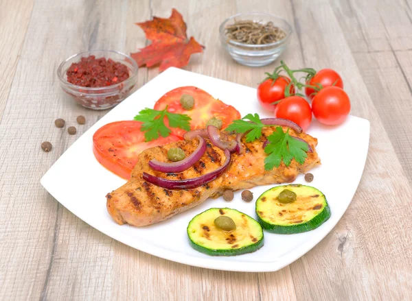 Carne alla griglia con verdure su un tavolo di legno — Foto Stock