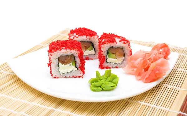 Rolos, gengibre em conserva e wasabi em uma placa branca — Fotografia de Stock