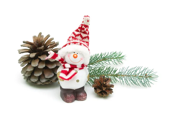 Іграшка сніговик і соснові шишки на білому тлі крупним планом — стокове фото