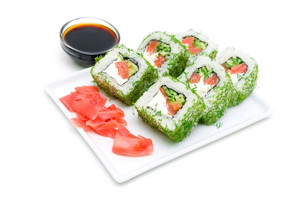 Appetitlich leckere japanische Brötchen auf einem Teller auf weißem Hintergrund. — Stockfoto