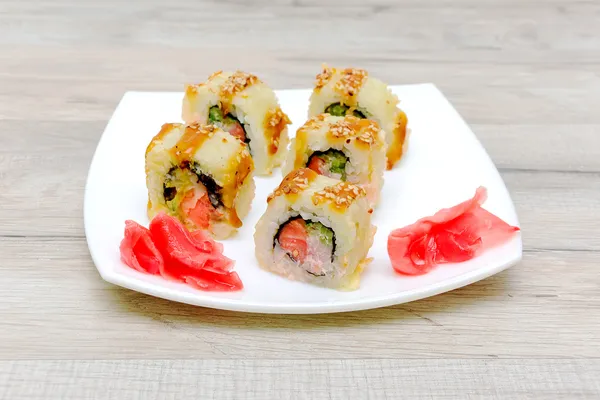 Zalm gebakken maki sushi - hete rollen met roomkaas en cucumbe — Stockfoto