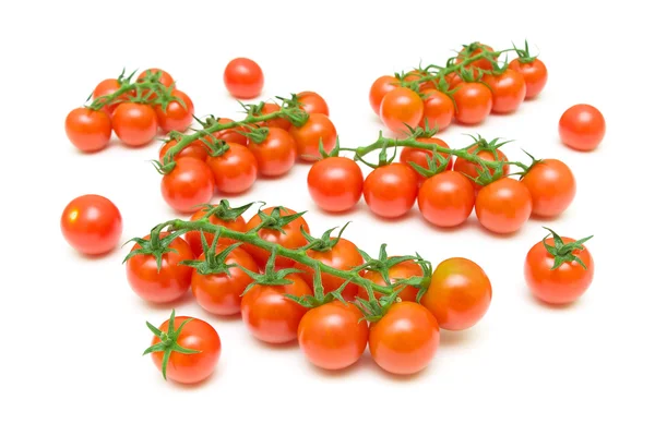 Banda zralé cherry rajčátky na bílém pozadí detail. — Stock fotografie