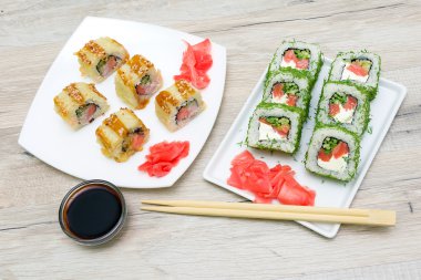 Japon mutfağı - farklı ahşap tabl plaka üzerinde rulo