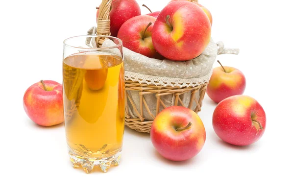 Czerwone jabłka i szklanką soku na białym tle — Zdjęcie stockowe