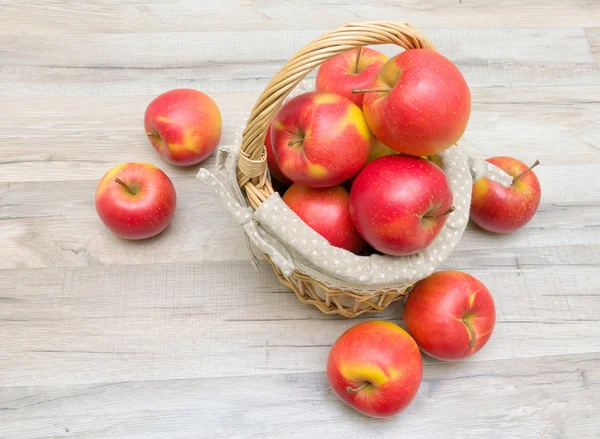 Mand met rijpe rode appels op een houten tafel. — Stockfoto