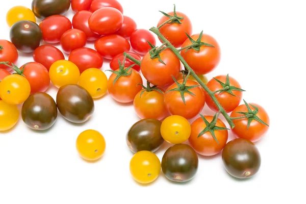 Diferentes tomates cereja em um fundo branco — Fotografia de Stock