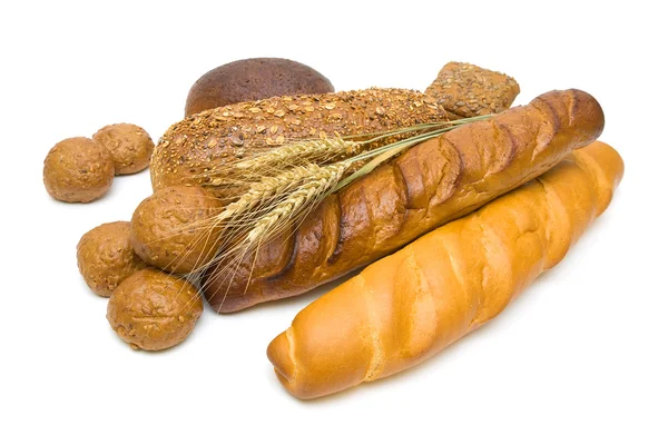 Pâine proaspătă și urechi de grâu pe fundal alb — Fotografie, imagine de stoc