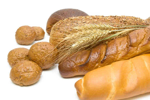 Verschiedene Arten von frischem Brot auf weißem Hintergrund — Stockfoto