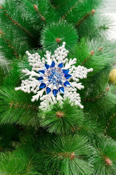 Brinquedo de Natal em uma árvore de Natal closeup — Fotografia de Stock