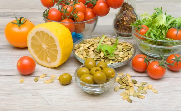 Voedsel voor salade close-up op houten tafel — Stockfoto
