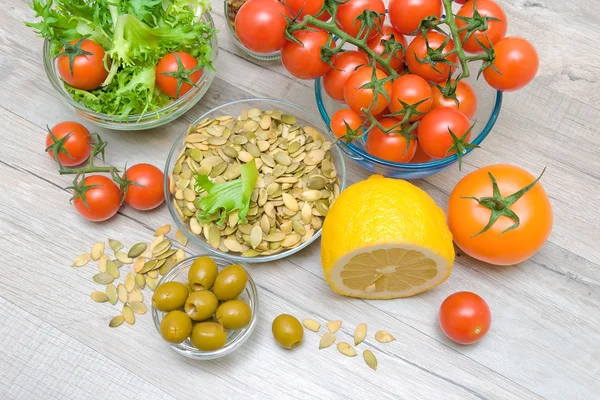 Voedingsmiddelen en nieuwe voedselingrediënten op een houten tafel. horizontale foto. — Stockfoto