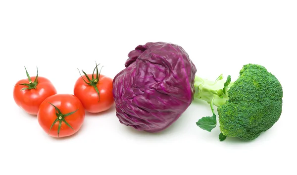 Tomates, brócolis e repolho vermelho sobre um fundo branco — Fotografia de Stock