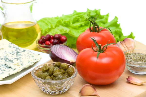 Légumes, canneberges mûres, fromage et huile de tournesol sur un cutt — Photo