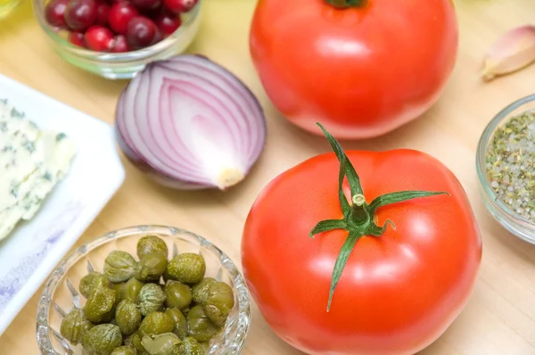 Tomaten, kappertjes en andere levensmiddelen-closeup — Stockfoto