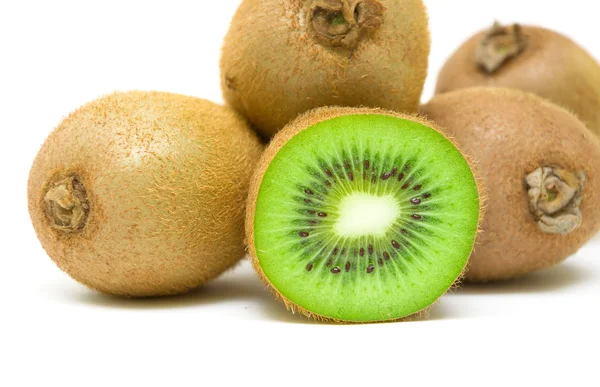 Coapte kiwi closeup pe fundal alb — Fotografie, imagine de stoc