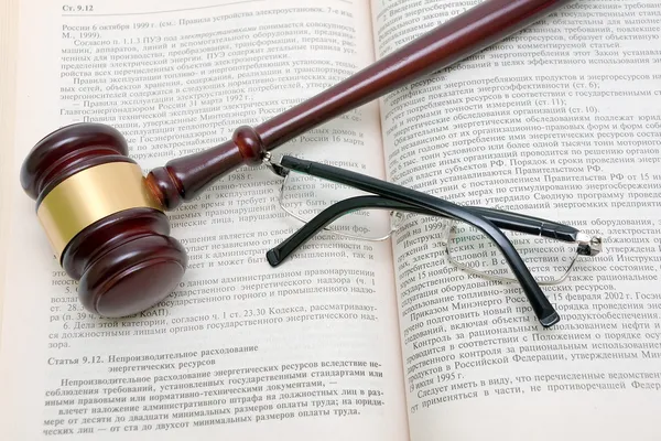 Tokmak, gözlük ve kitap Rus yasaları