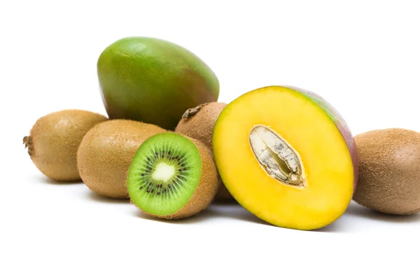 Kiwi e mango maturi su fondo bianco — Foto Stock