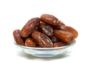 beyaz zemin üzerinde bir cam kasede tarihleri