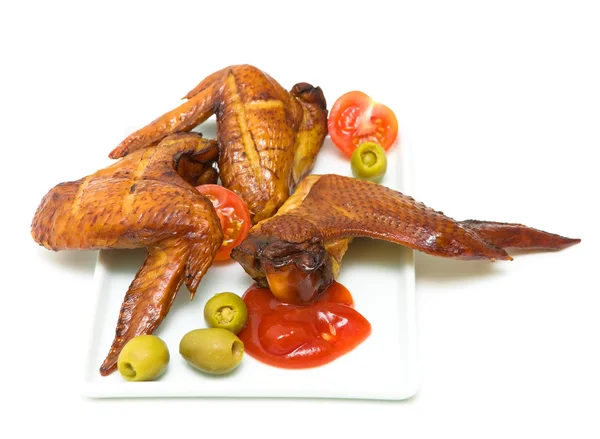 Asas de frango defumadas com tomate e azeitonas em um backgroun branco — Fotografia de Stock