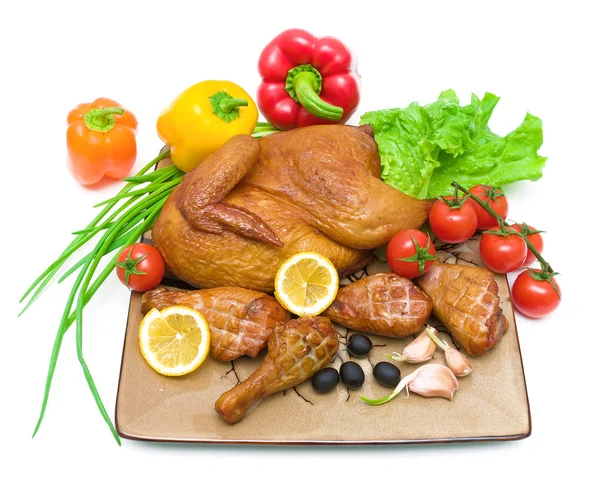 Stekt kyckling och färska grönsaker på skärbräda på vita bac — Stockfoto