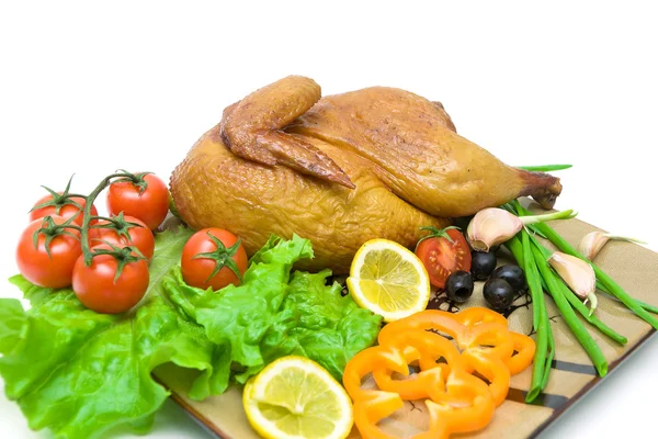 Pollo arrosto con verdure su un piatto su sfondo bianco — Foto Stock