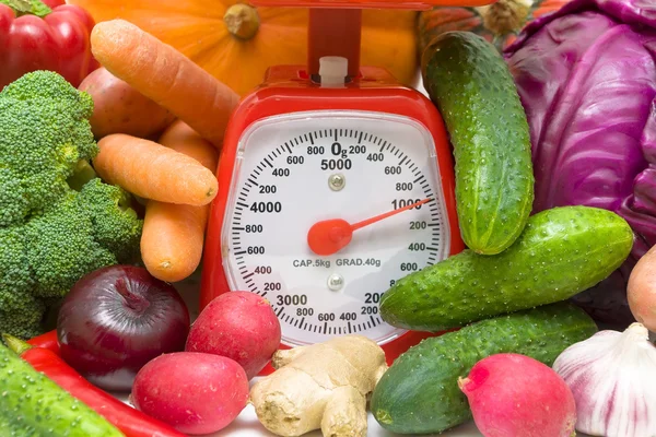 Kitchen scales and fresh vegetables — Stock Photo, Image