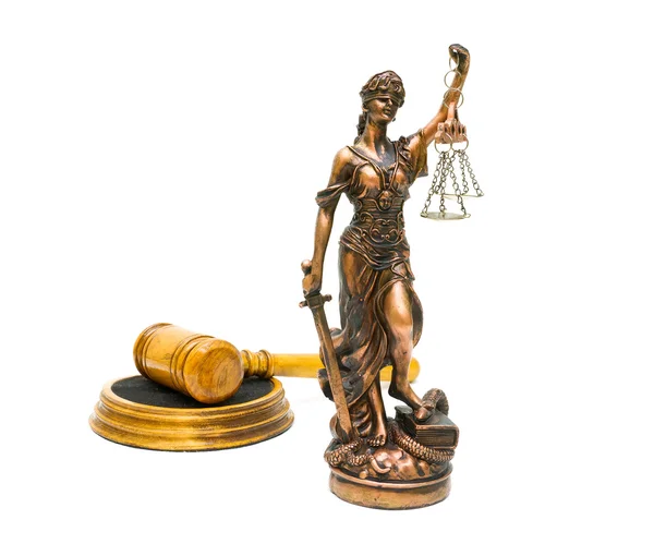 Estatuilla de la justicia de cerca y martillo sobre fondo blanco — Foto de Stock