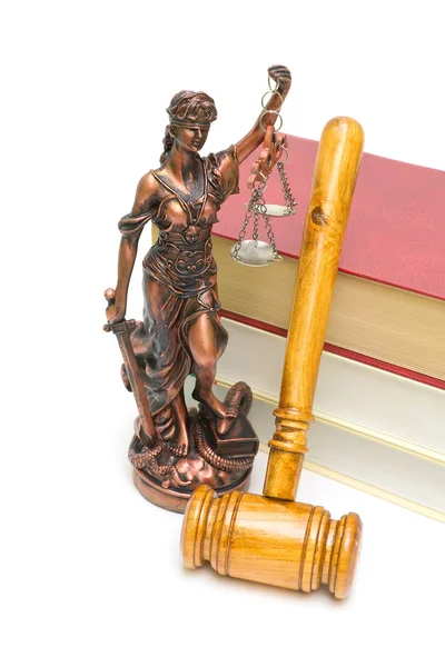 Standbeeld van Justitie, hamer en boeken op witte achtergrond — Stockfoto
