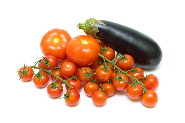 Tomates y berenjenas aislados sobre fondo blanco — Foto de Stock