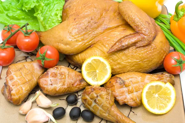 Grillad kyckling och grönsaker på en platta på nära håll — Stockfoto