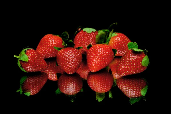 Aardbeien op een zwarte achtergrond met spiegel reflectie — Stockfoto