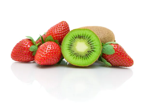 Aardbeien en kiwi op een witte achtergrond close-up met reflectie — Stockfoto