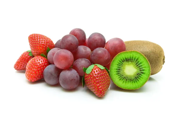 キウイ、ブドウ、イチゴ、白い背景に — ストック写真