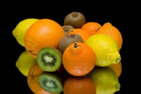 Fruto em um fundo preto closeup — Fotografia de Stock