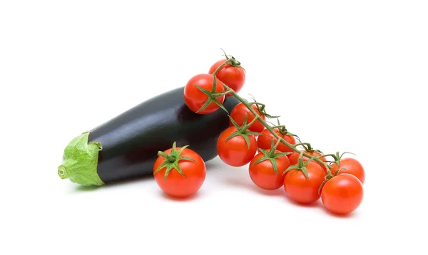 Tomates maduros y berenjena sobre un fondo blanco — Foto de Stock