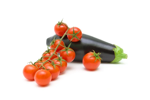 Tomates cerises et aubergines isolées sur fond blanc — Photo