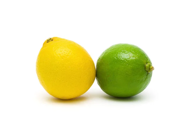 Primo piano limone e lime su fondo bianco . — Foto Stock