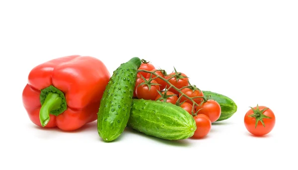 Pimientos rojos, tomates cherry y pepinos sobre un fondo blanco —  Fotos de Stock