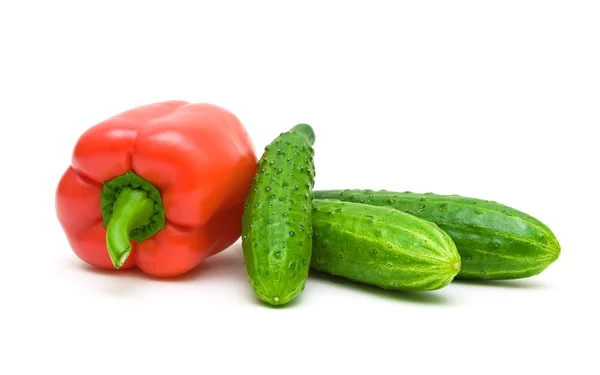 Rode paprika en komkommers geïsoleerd op witte achtergrond — Stockfoto
