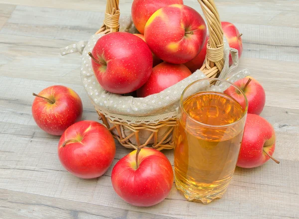 Pommes rouges et verre de jus de pomme — Photo