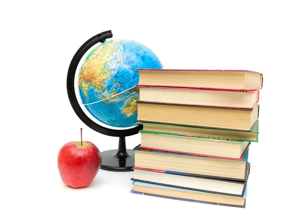 Apple, stapel boeken en globe op witte achtergrond. — Stockfoto