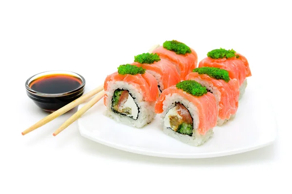 Sushi japonês em uma chapa no fundo branco — Fotografia de Stock