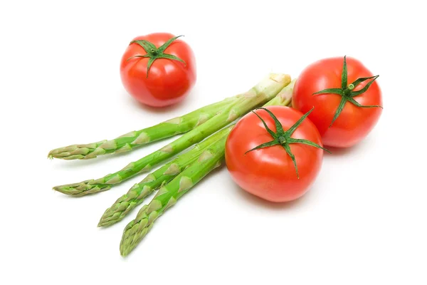 아스파라거스와 토마토 흰색 배경에 고립 — 스톡 사진