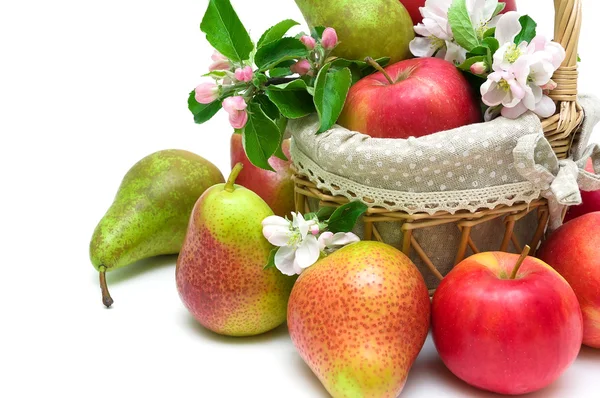 Pêras e maçãs em uma cesta closeup em um fundo branco — Fotografia de Stock