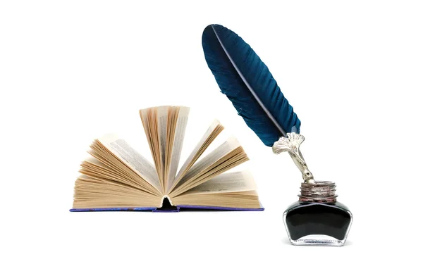 Ручка, чернильница, открытая книга на белом фоне . — стоковое фото