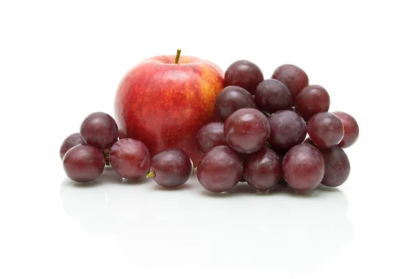 Manzana y uva primer plano sobre fondo blanco — Foto de Stock