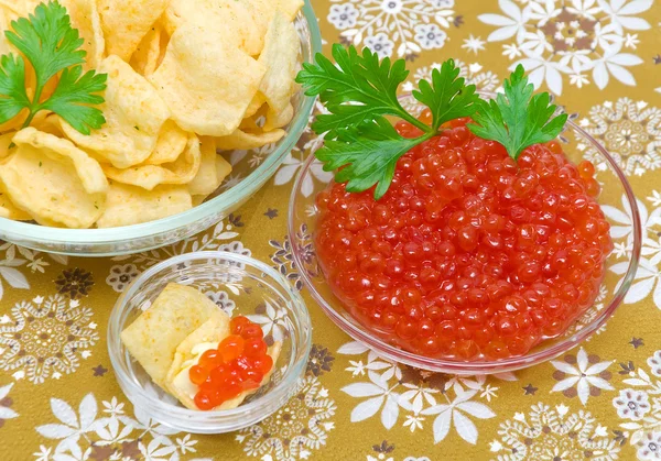 Caviar de salmón rojo y patatas fritas . — Foto de Stock