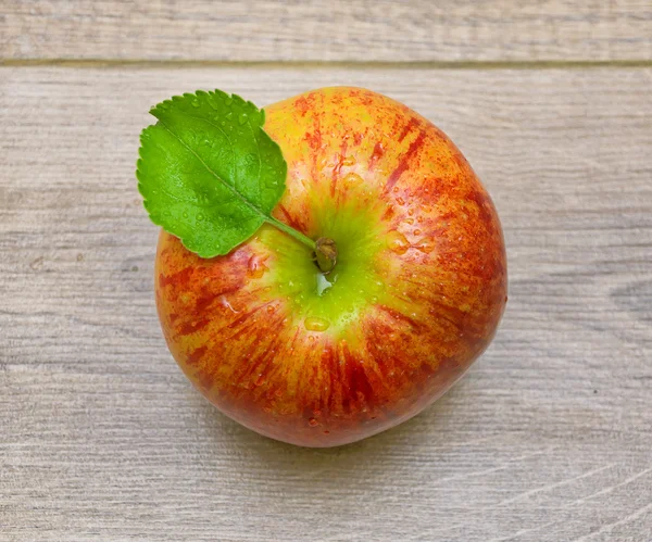 Soczyste jabłko zbliżenie na drewniane tła — Zdjęcie stockowe